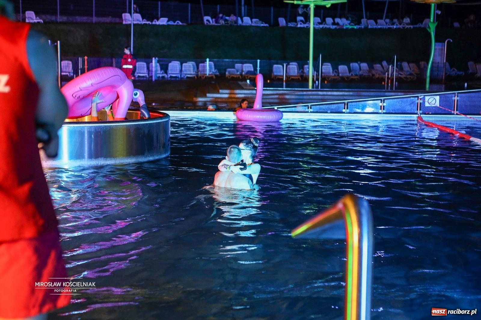 Zdjęcie w galerii na portalu naszraciborz.pl: Deszcz nie przeszkodził w zabawie. Pierwsze Pool Party na H2Ostróg przyciągnęło miłośników nocnej kąpieli wiadomości z regionu