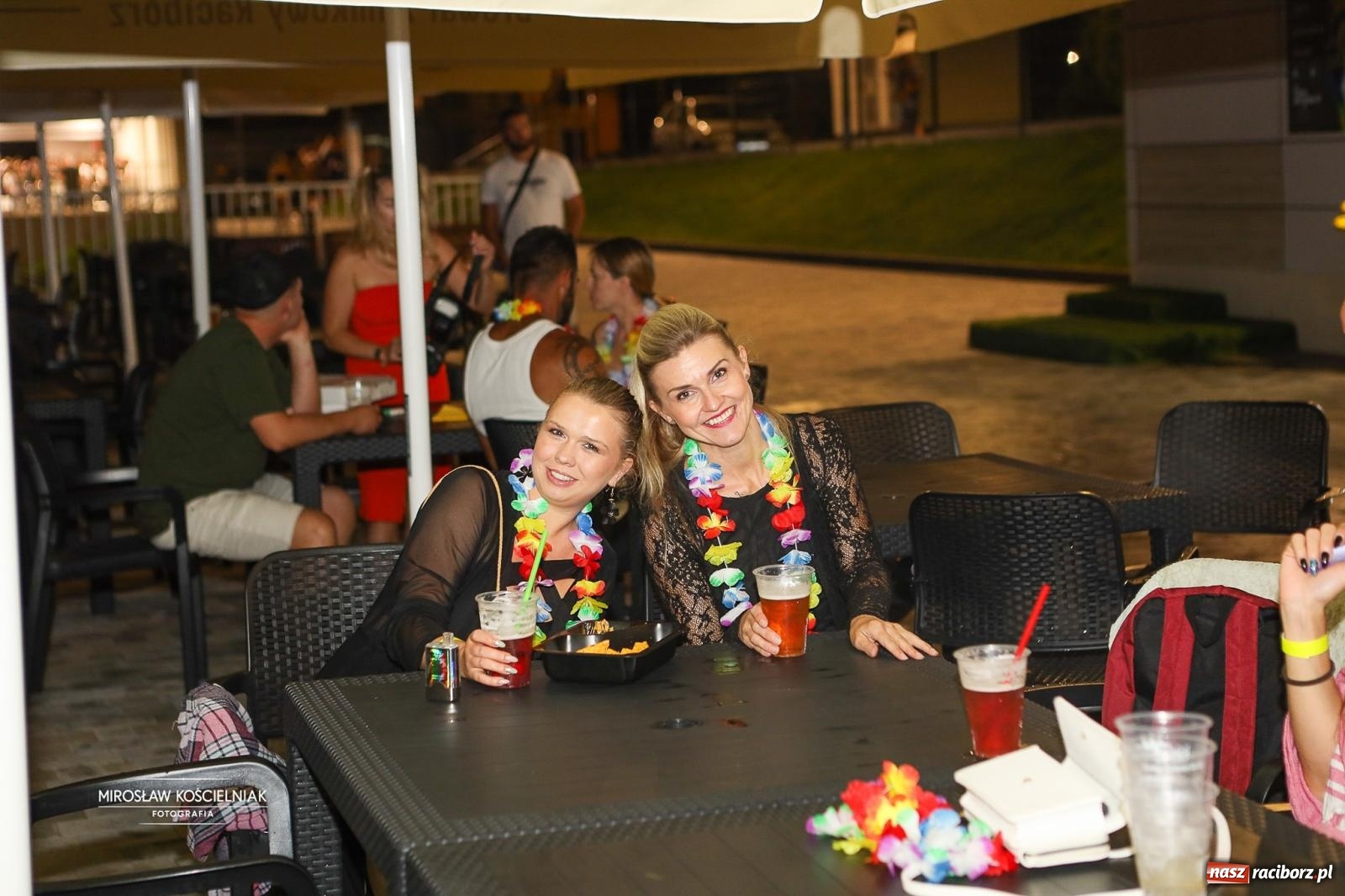 Zdjęcie w galerii na portalu naszraciborz.pl: Deszcz nie przeszkodził w zabawie. Pierwsze Pool Party na H2Ostróg przyciągnęło miłośników nocnej kąpieli wiadomości z regionu