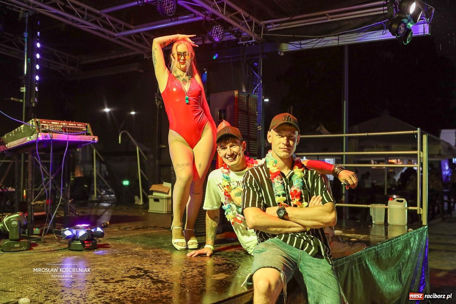 Zdjęcie w galerii na portalu naszraciborz.pl: Deszcz nie przeszkodził w zabawie. Pierwsze Pool Party na H2Ostróg przyciągnęło miłośników nocnej kąpieli wiadomości z regionu