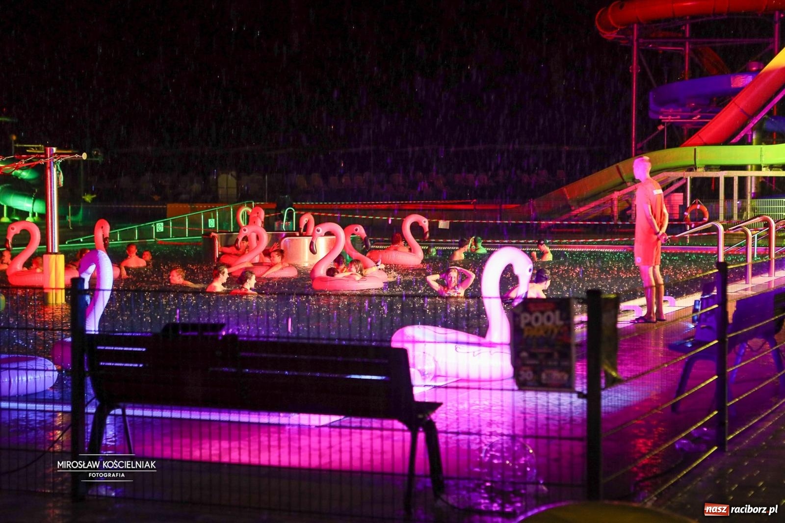 Zdjęcie w galerii na portalu naszraciborz.pl: Deszcz nie przeszkodził w zabawie. Pierwsze Pool Party na H2Ostróg przyciągnęło miłośników nocnej kąpieli wiadomości z regionu