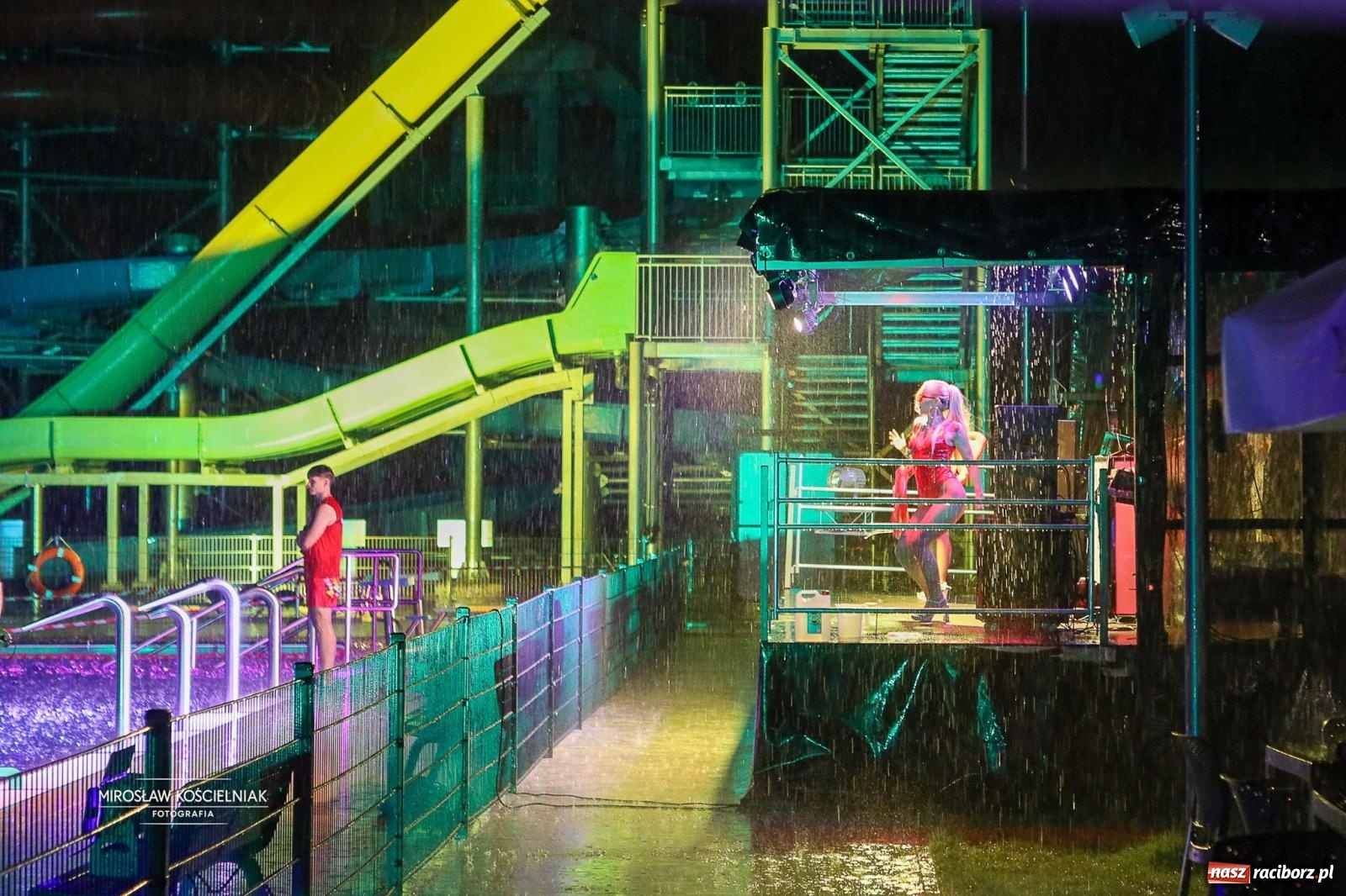 Zdjęcie w galerii na portalu naszraciborz.pl: Deszcz nie przeszkodził w zabawie. Pierwsze Pool Party na H2Ostróg przyciągnęło miłośników nocnej kąpieli wiadomości z regionu