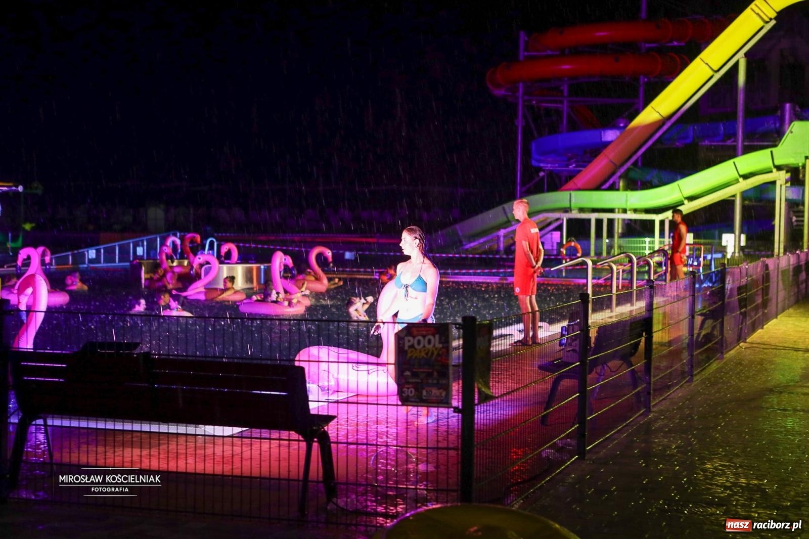 Zdjęcie w galerii na portalu naszraciborz.pl: Deszcz nie przeszkodził w zabawie. Pierwsze Pool Party na H2Ostróg przyciągnęło miłośników nocnej kąpieli wiadomości z regionu