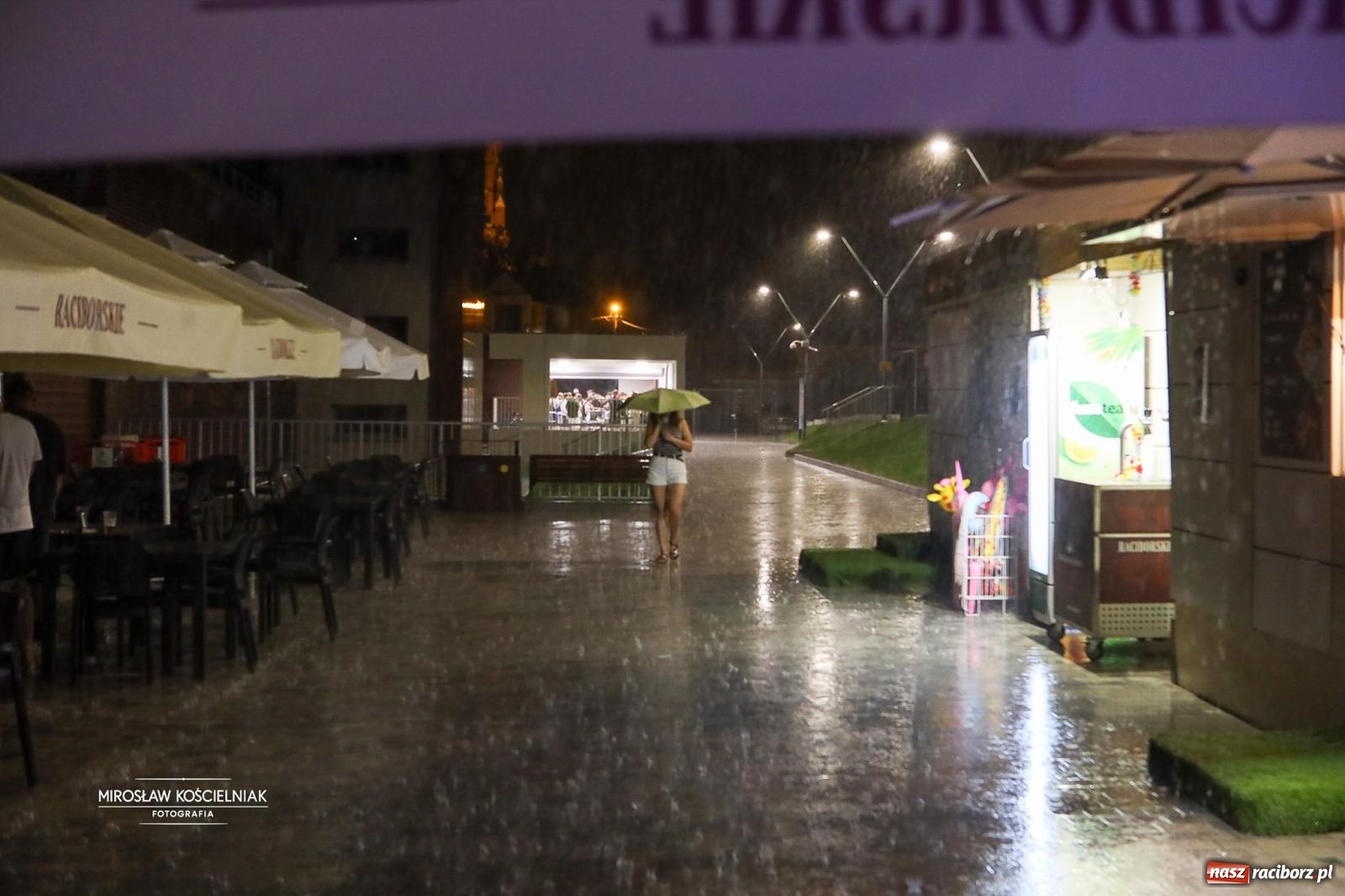 Zdjęcie w galerii na portalu naszraciborz.pl: Deszcz nie przeszkodził w zabawie. Pierwsze Pool Party na H2Ostróg przyciągnęło miłośników nocnej kąpieli wiadomości z regionu