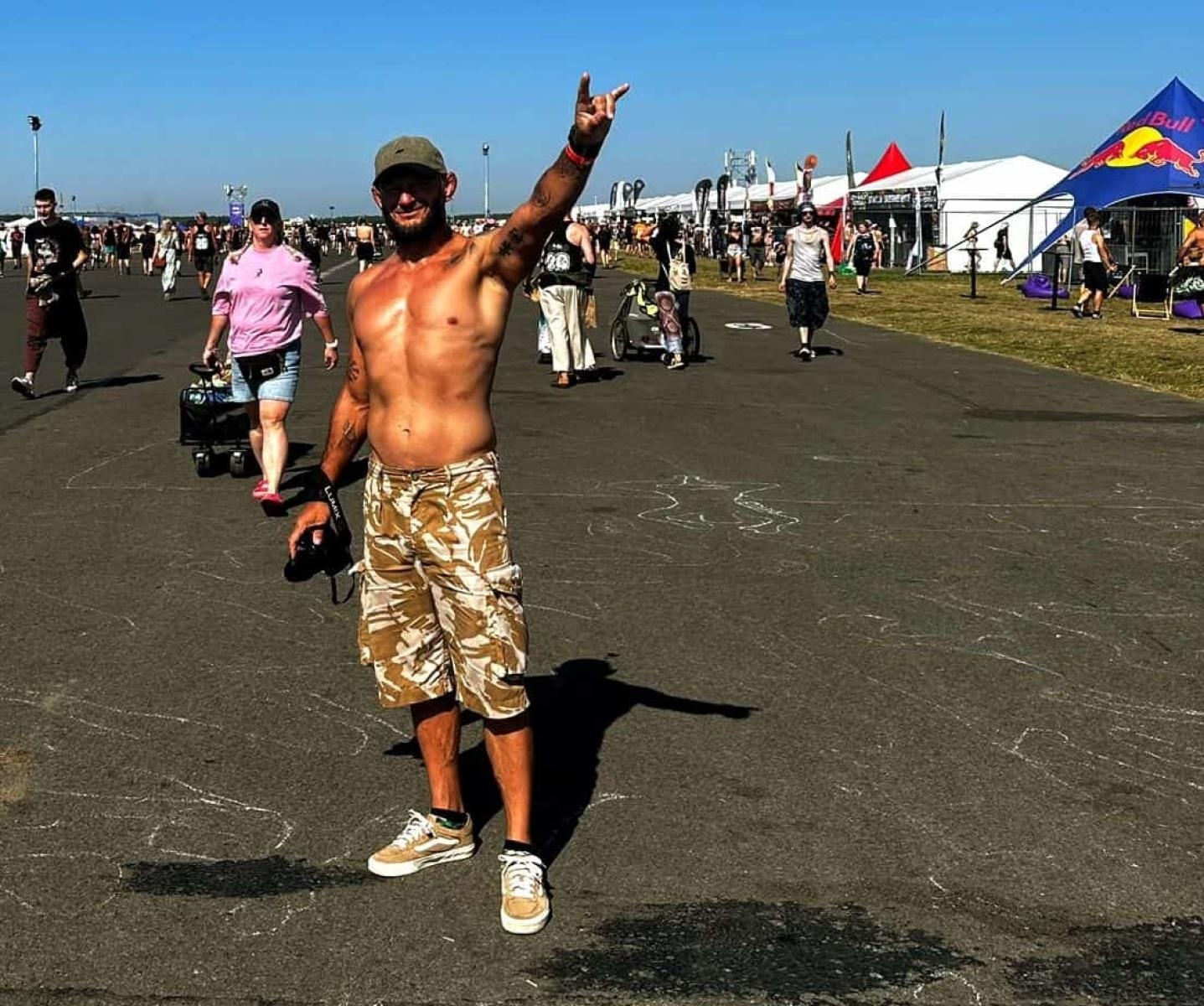 Zdjęcie w galerii na portalu naszraciborz.pl: Racibórz na Pol'and'Rock Festival w czarno-białym kadrze wiadomości z regionu