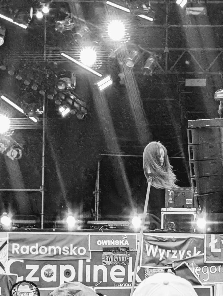 Zdjęcie w galerii na portalu naszraciborz.pl: Racibórz na Pol'and'Rock Festival w czarno-białym kadrze wiadomości z regionu