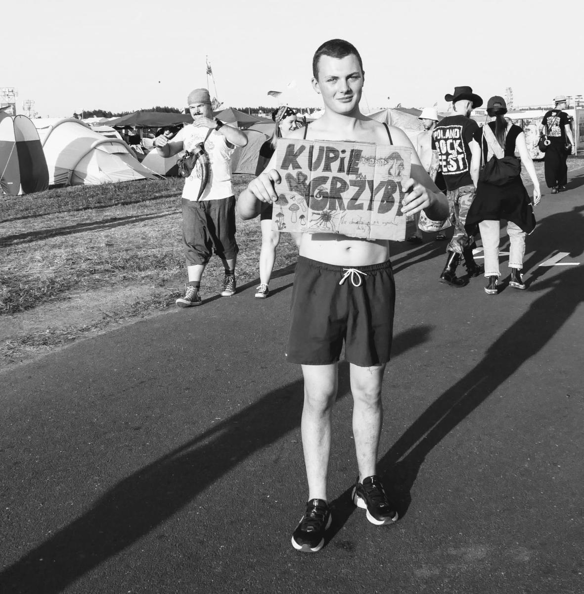 Zdjęcie w galerii na portalu naszraciborz.pl: Racibórz na Pol'and'Rock Festival w czarno-białym kadrze wiadomości z regionu