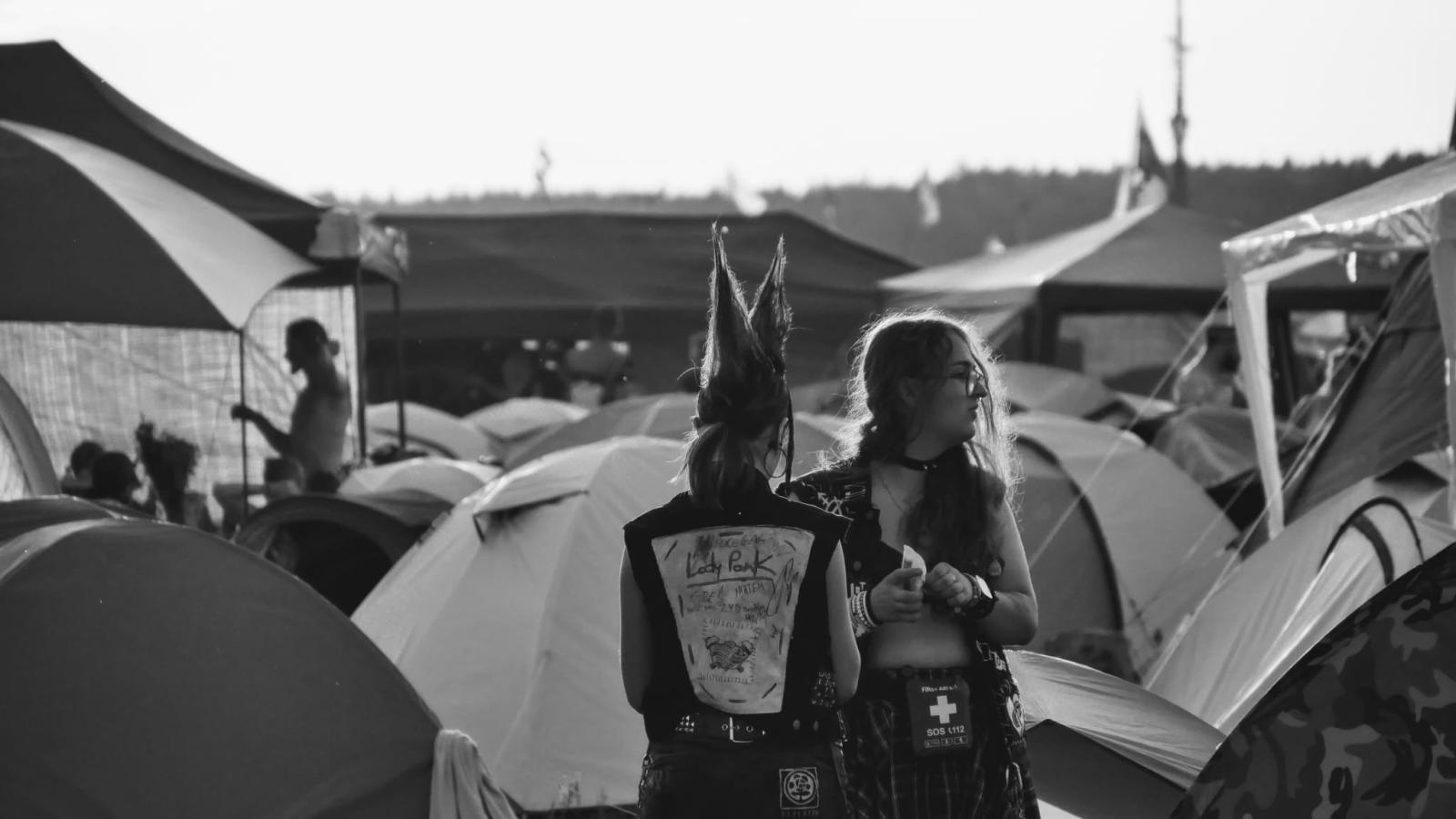 Zdjęcie w galerii na portalu naszraciborz.pl: Racibórz na Pol'and'Rock Festival w czarno-białym kadrze wiadomości z regionu