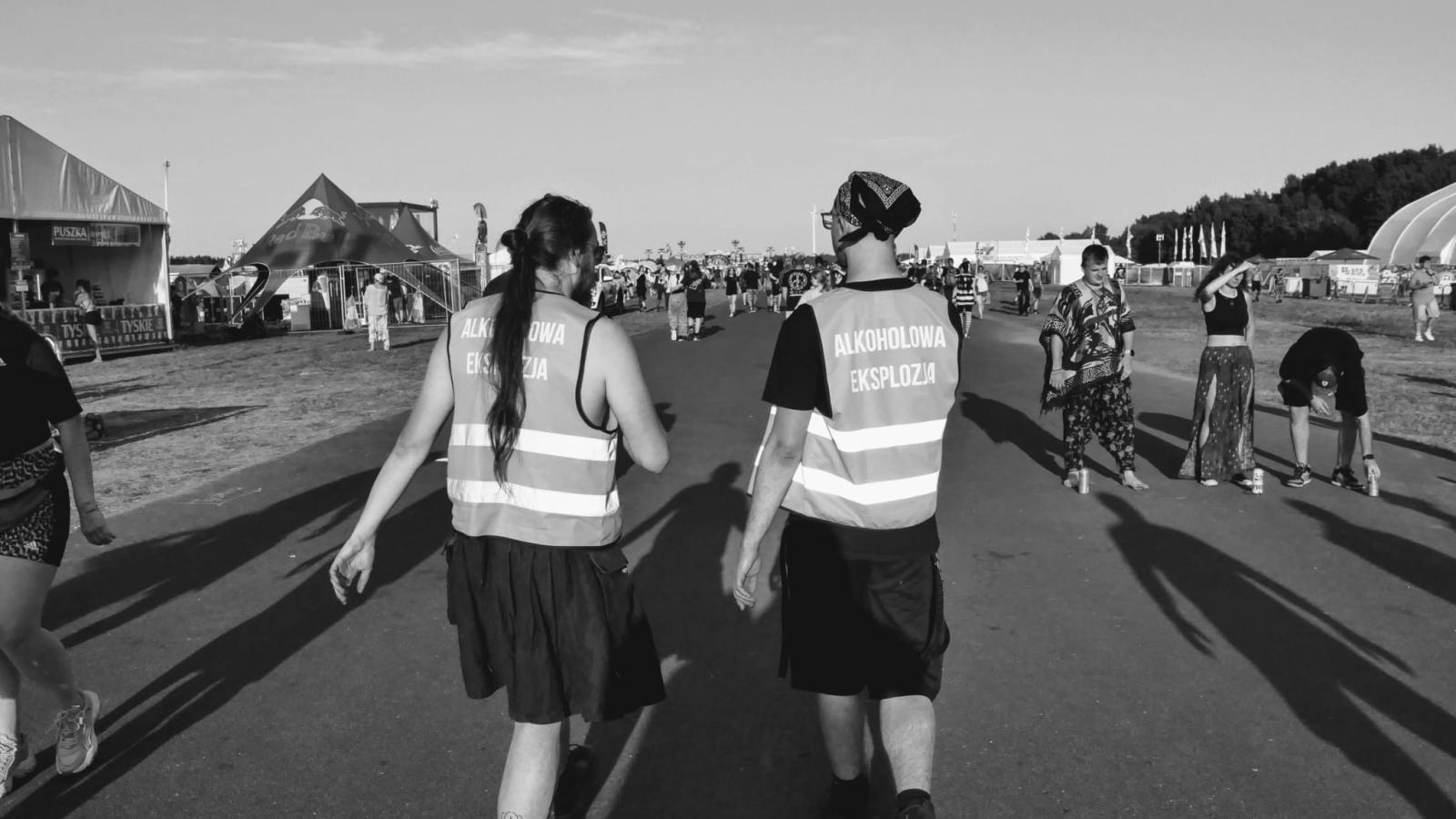 Zdjęcie w galerii na portalu naszraciborz.pl: Racibórz na Pol'and'Rock Festival w czarno-białym kadrze wiadomości z regionu