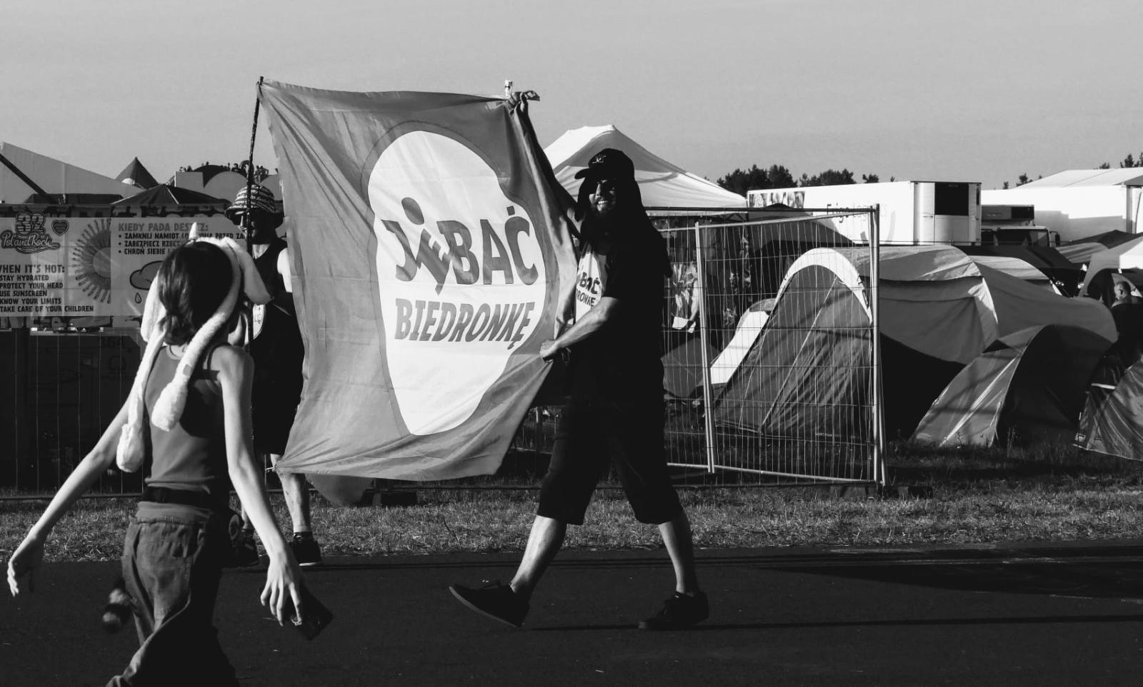 Zdjęcie w galerii na portalu naszraciborz.pl: Racibórz na Pol'and'Rock Festival w czarno-białym kadrze wiadomości z regionu