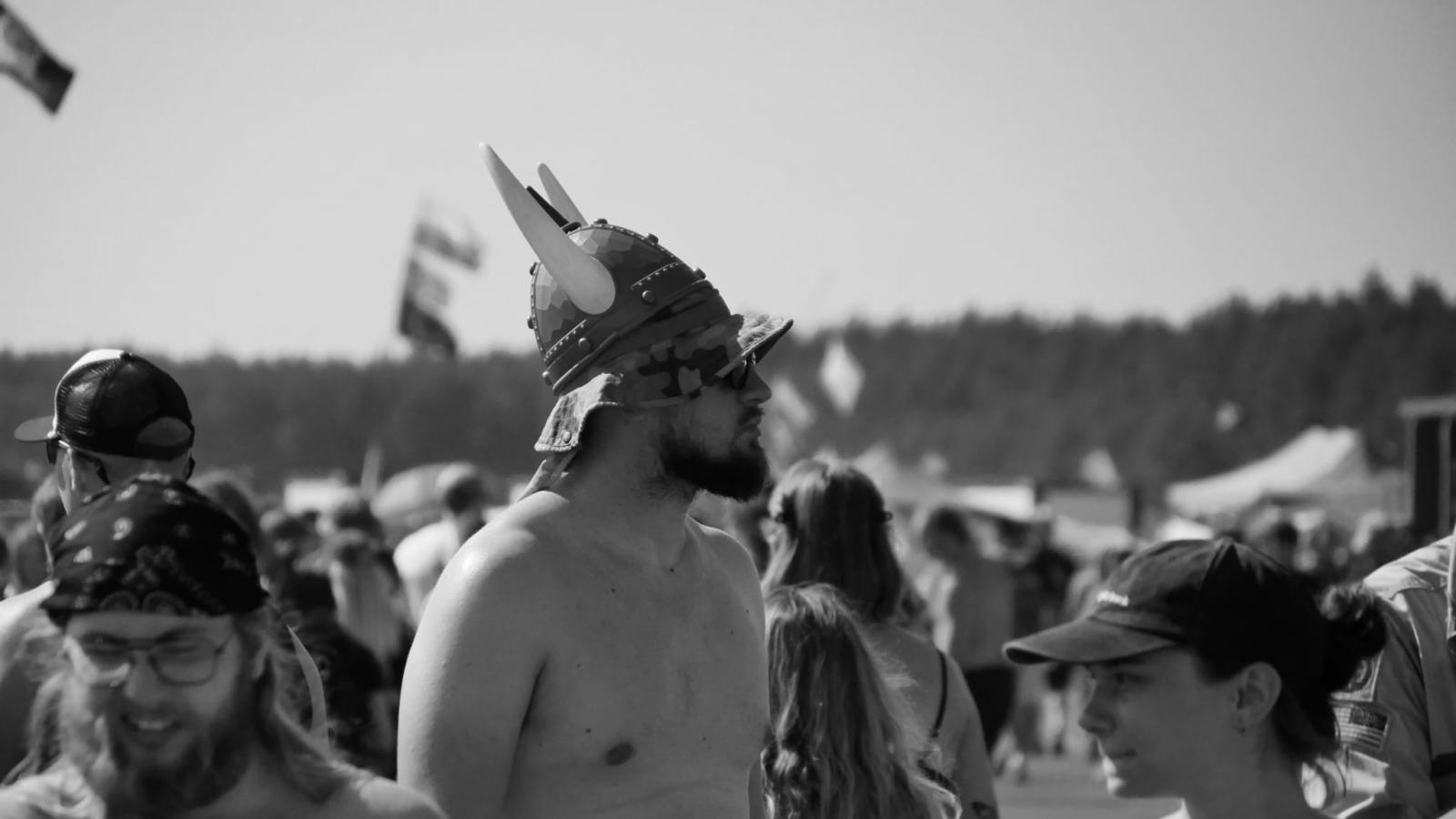 Zdjęcie w galerii na portalu naszraciborz.pl: Racibórz na Pol'and'Rock Festival w czarno-białym kadrze wiadomości z regionu