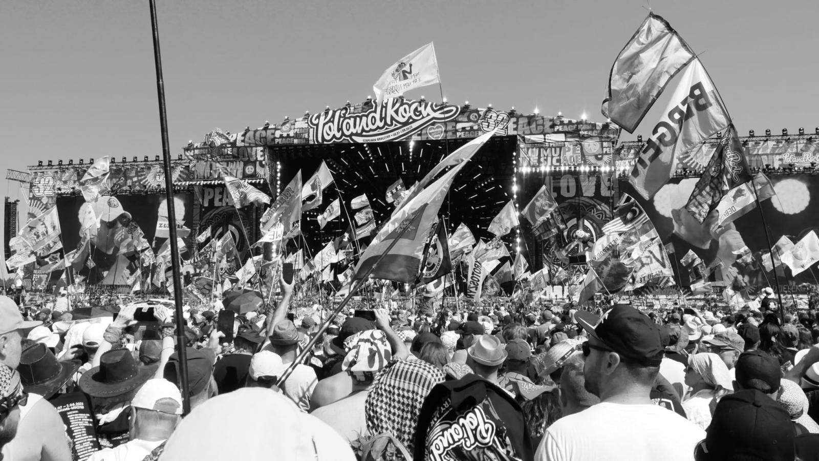 Zdjęcie w galerii na portalu naszraciborz.pl: Racibórz na Pol'and'Rock Festival w czarno-białym kadrze wiadomości z regionu