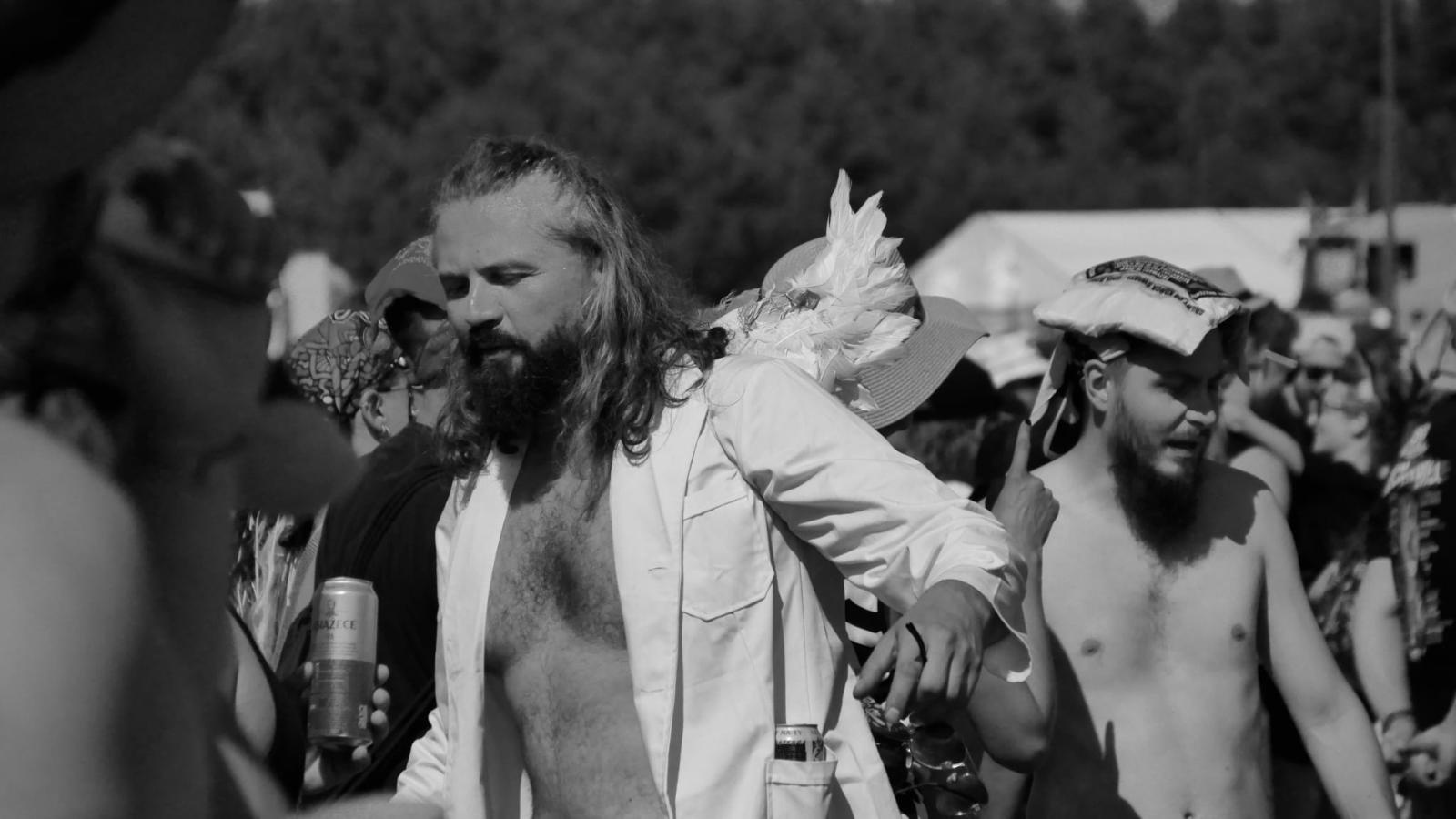 Zdjęcie w galerii na portalu naszraciborz.pl: Racibórz na Pol'and'Rock Festival w czarno-białym kadrze wiadomości z regionu