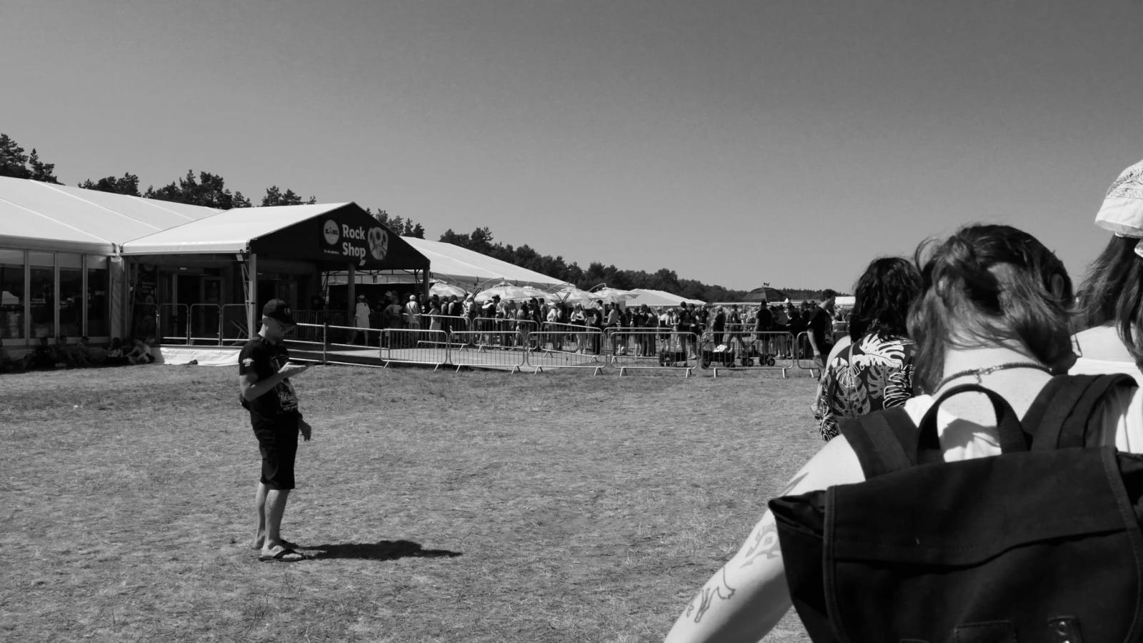 Zdjęcie w galerii na portalu naszraciborz.pl: Racibórz na Pol'and'Rock Festival w czarno-białym kadrze wiadomości z regionu