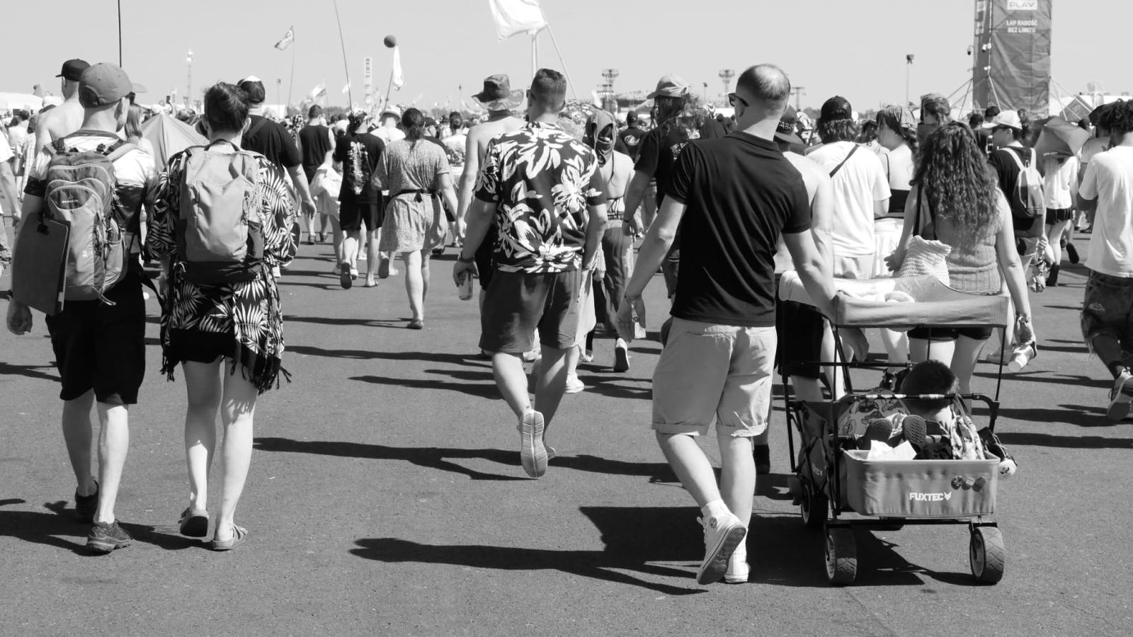 Zdjęcie w galerii na portalu naszraciborz.pl: Racibórz na Pol'and'Rock Festival w czarno-białym kadrze wiadomości z regionu