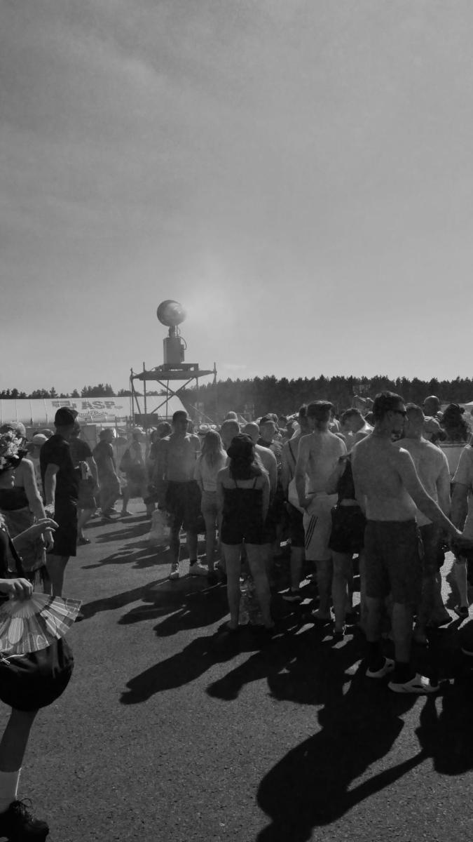 Zdjęcie w galerii na portalu naszraciborz.pl: Racibórz na Pol'and'Rock Festival w czarno-białym kadrze wiadomości z regionu