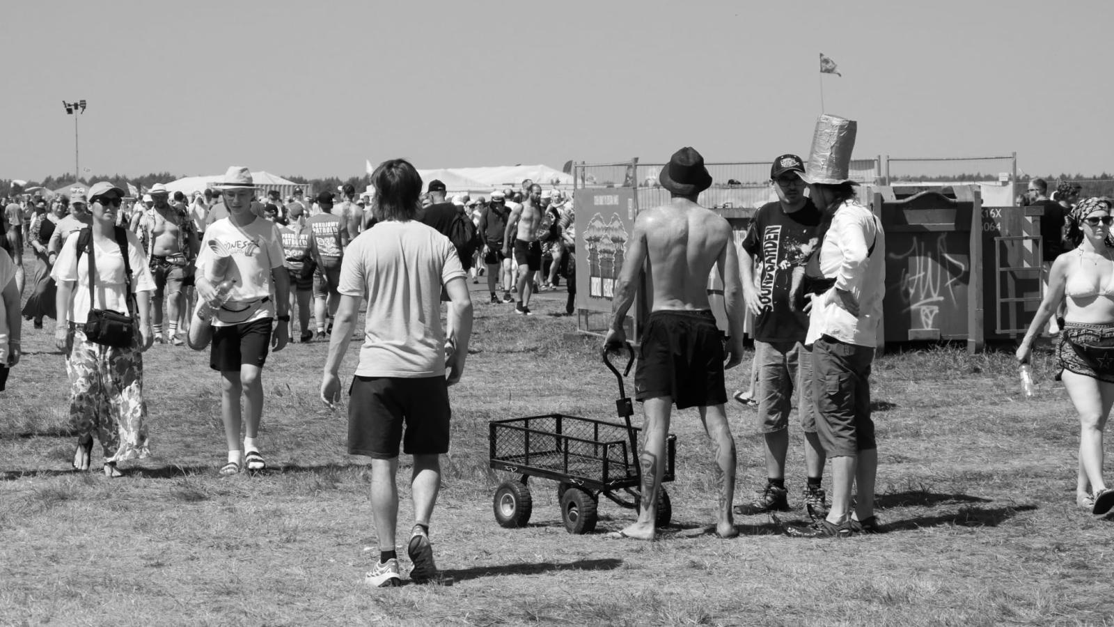 Zdjęcie w galerii na portalu naszraciborz.pl: Racibórz na Pol'and'Rock Festival w czarno-białym kadrze wiadomości z regionu
