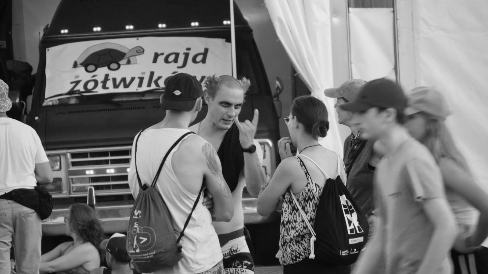 Zdjęcie w galerii na portalu naszraciborz.pl: Racibórz na Pol'and'Rock Festival w czarno-białym kadrze wiadomości z regionu
