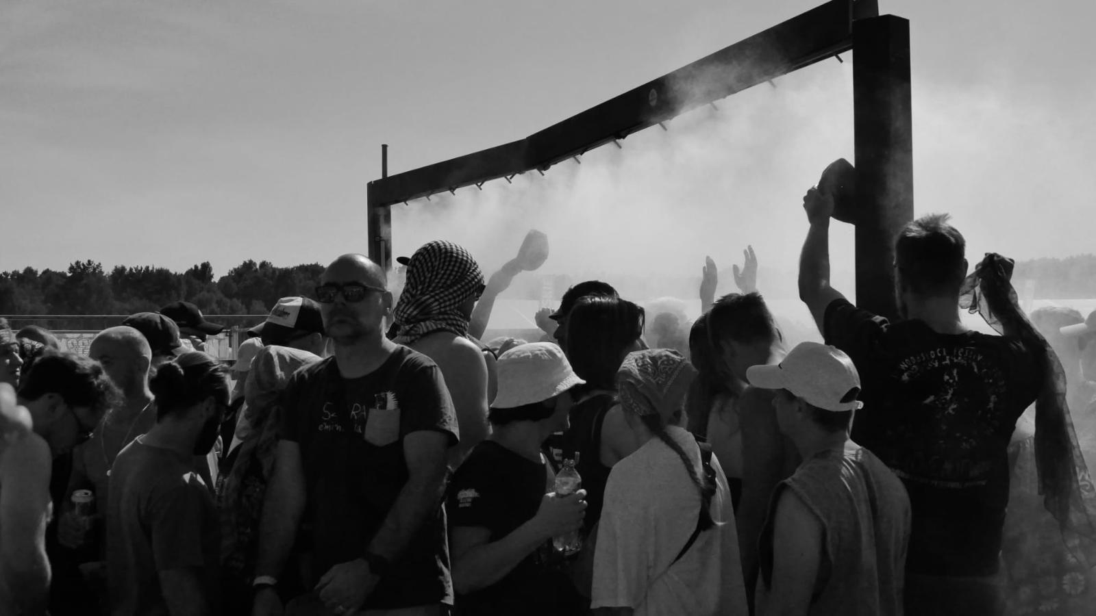 Zdjęcie w galerii na portalu naszraciborz.pl: Racibórz na Pol'and'Rock Festival w czarno-białym kadrze wiadomości z regionu