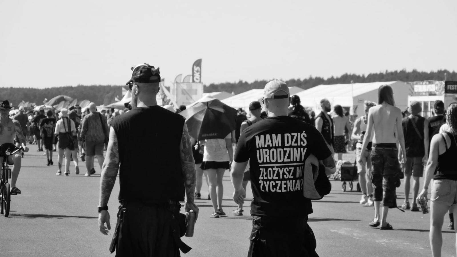 Zdjęcie w galerii na portalu naszraciborz.pl: Racibórz na Pol'and'Rock Festival w czarno-białym kadrze wiadomości z regionu