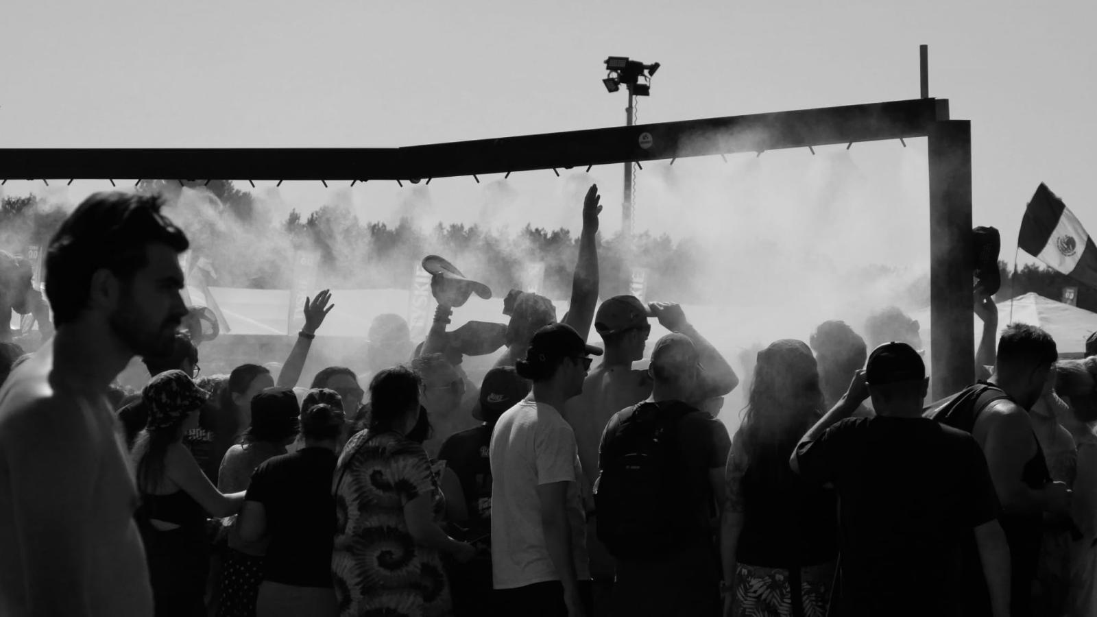 Zdjęcie w galerii na portalu naszraciborz.pl: Racibórz na Pol'and'Rock Festival w czarno-białym kadrze wiadomości z regionu