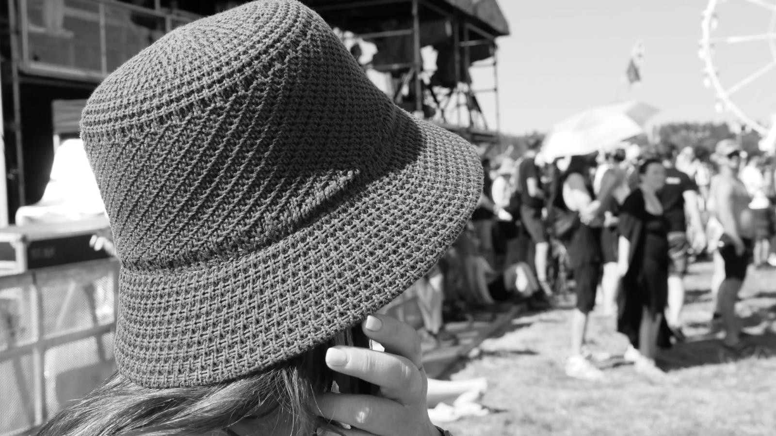 Zdjęcie w galerii na portalu naszraciborz.pl: Racibórz na Pol'and'Rock Festival w czarno-białym kadrze wiadomości z regionu