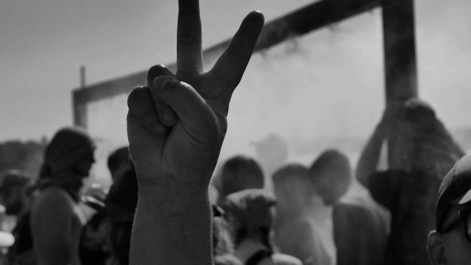 Zdjęcie w galerii na portalu naszraciborz.pl: Racibórz na Pol'and'Rock Festival w czarno-białym kadrze wiadomości z regionu