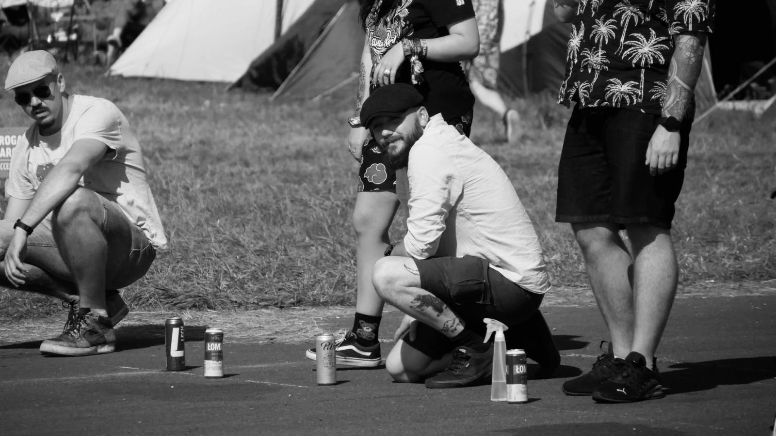 Zdjęcie w galerii na portalu naszraciborz.pl: Racibórz na Pol'and'Rock Festival w czarno-białym kadrze wiadomości z regionu