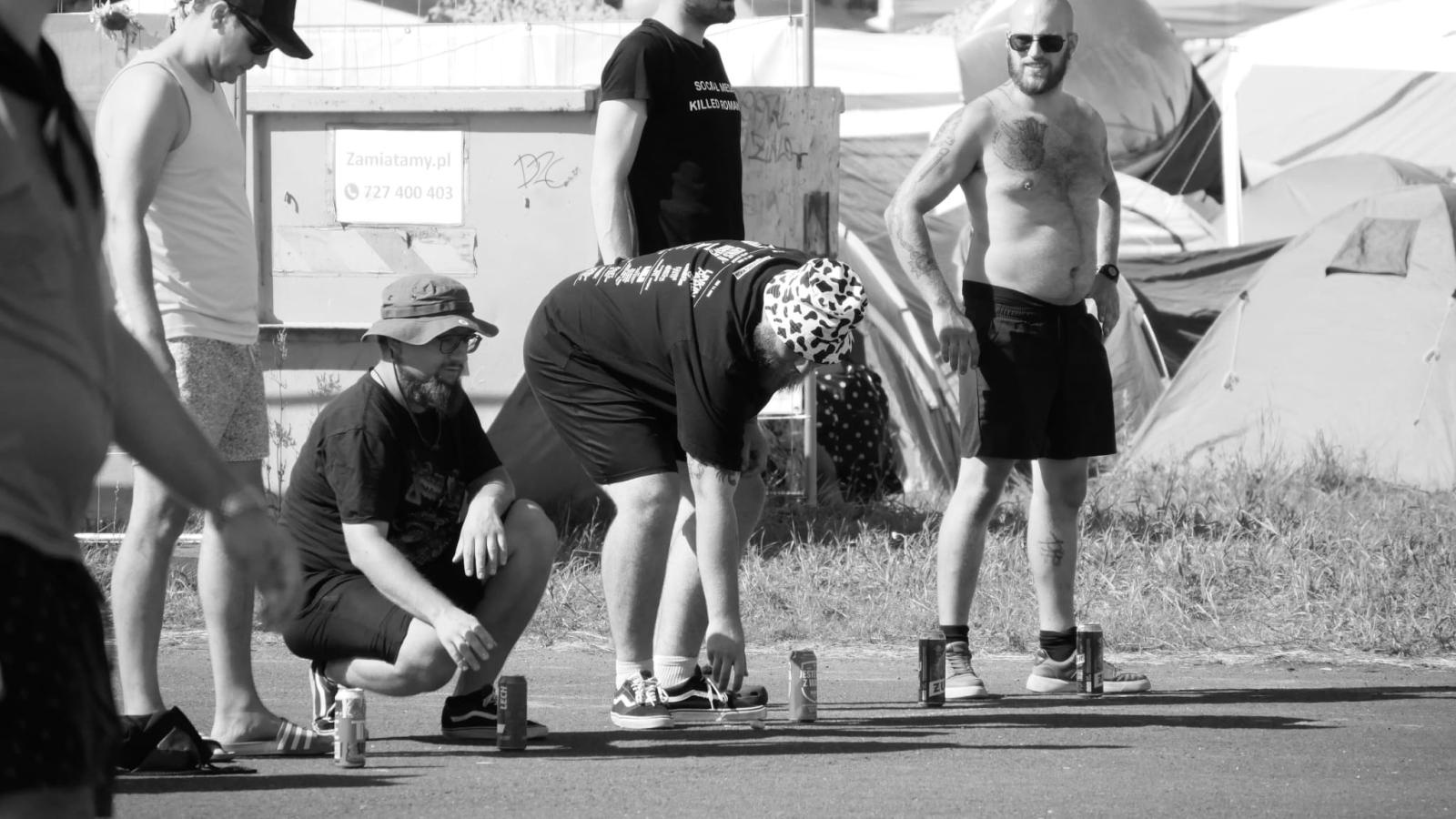 Zdjęcie w galerii na portalu naszraciborz.pl: Racibórz na Pol'and'Rock Festival w czarno-białym kadrze wiadomości z regionu