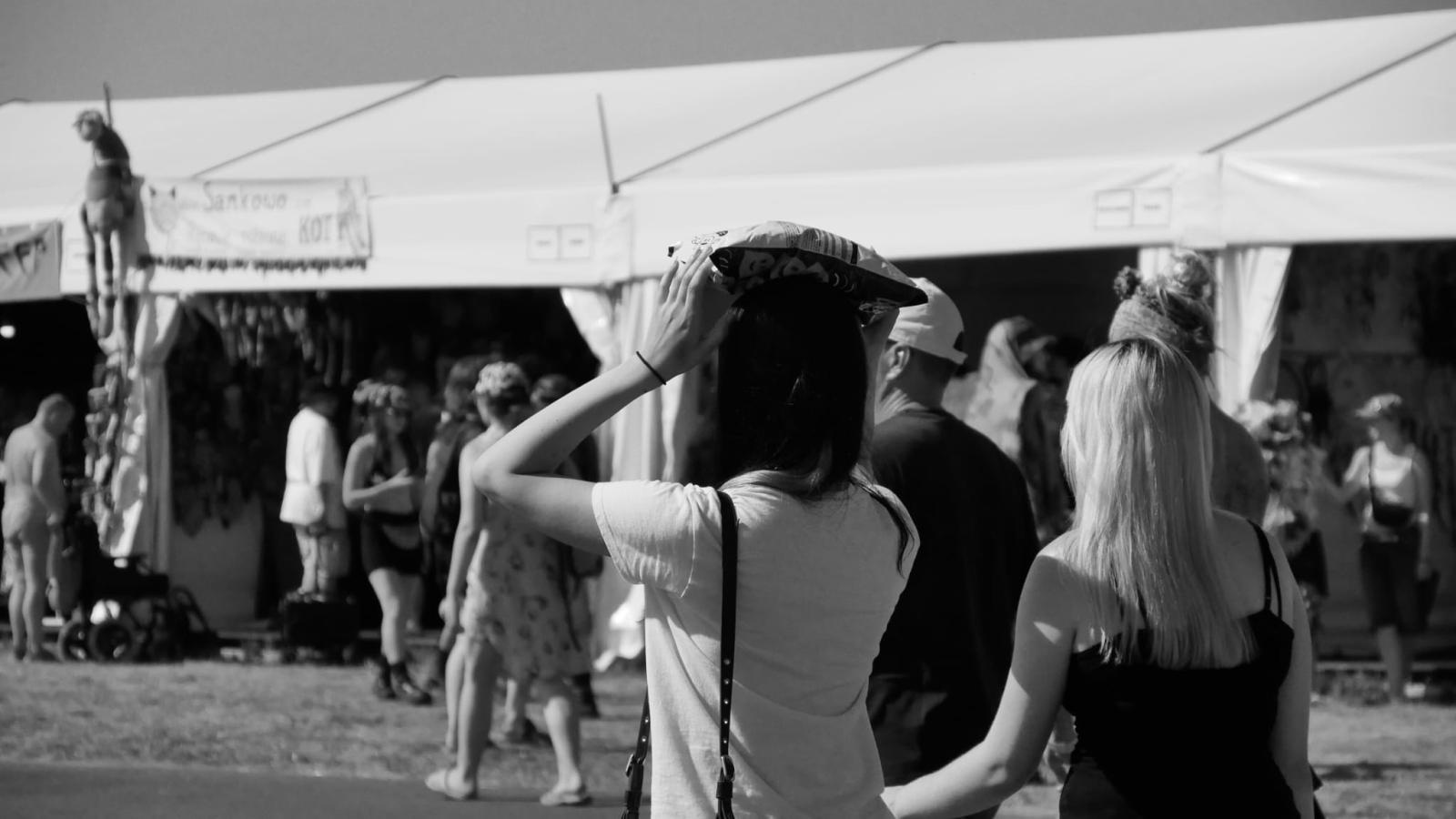 Zdjęcie w galerii na portalu naszraciborz.pl: Racibórz na Pol'and'Rock Festival w czarno-białym kadrze wiadomości z regionu