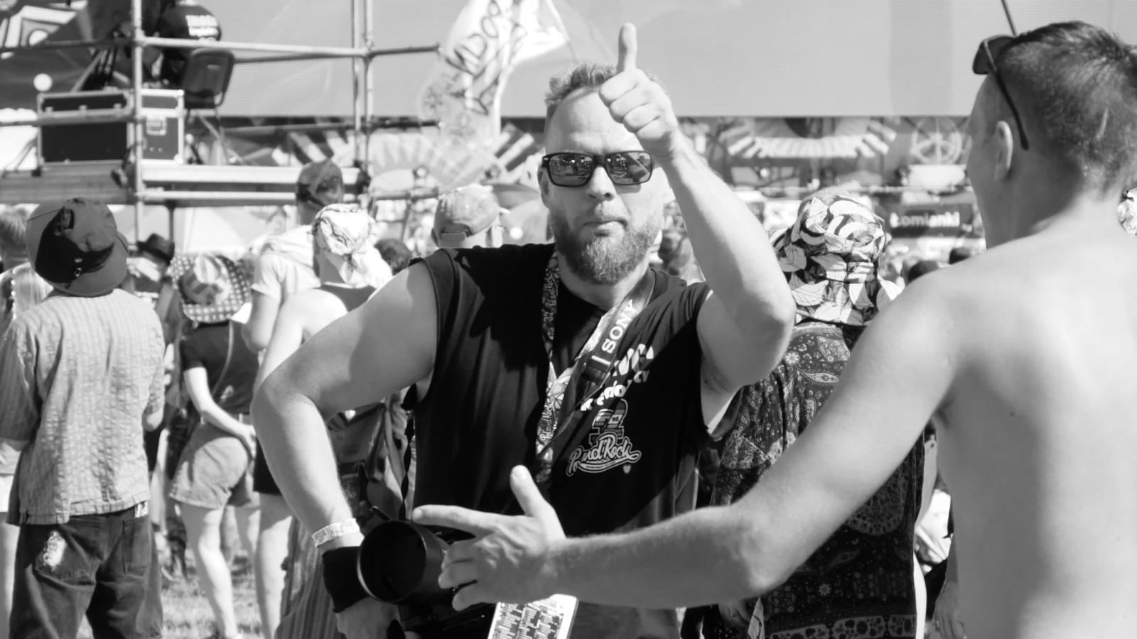 Zdjęcie w galerii na portalu naszraciborz.pl: Racibórz na Pol'and'Rock Festival w czarno-białym kadrze wiadomości z regionu