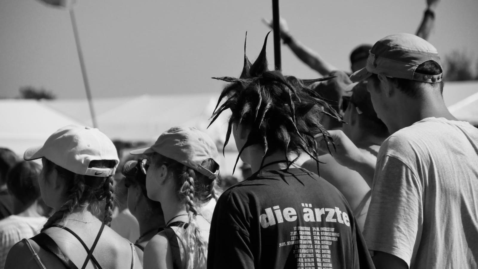 Zdjęcie w galerii na portalu naszraciborz.pl: Racibórz na Pol'and'Rock Festival w czarno-białym kadrze wiadomości z regionu