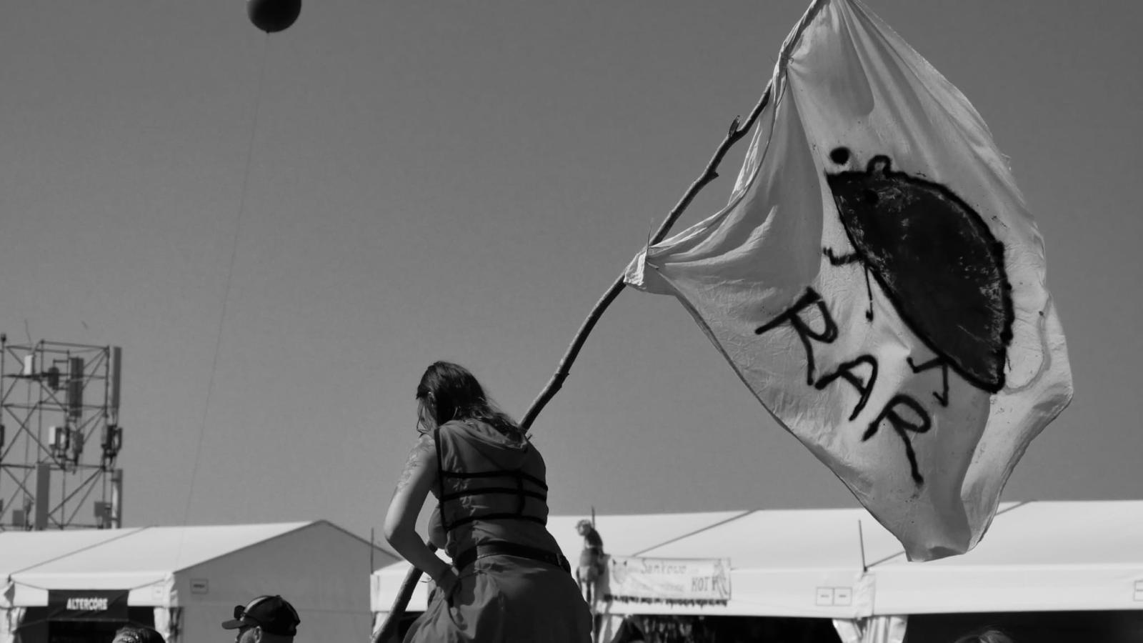 Zdjęcie w galerii na portalu naszraciborz.pl: Racibórz na Pol'and'Rock Festival w czarno-białym kadrze wiadomości z regionu