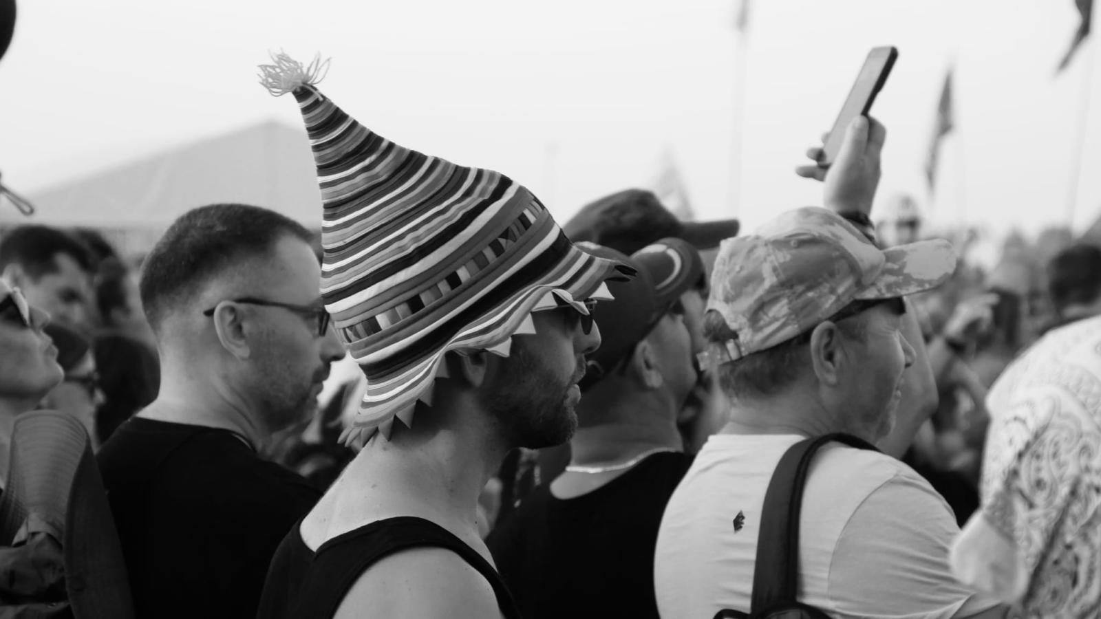 Zdjęcie w galerii na portalu naszraciborz.pl: Racibórz na Pol'and'Rock Festival w czarno-białym kadrze wiadomości z regionu