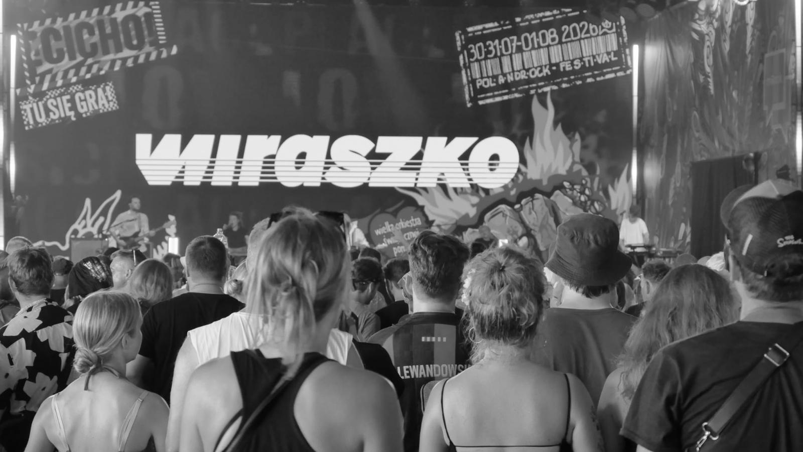 Zdjęcie w galerii na portalu naszraciborz.pl: Racibórz na Pol'and'Rock Festival w czarno-białym kadrze wiadomości z regionu
