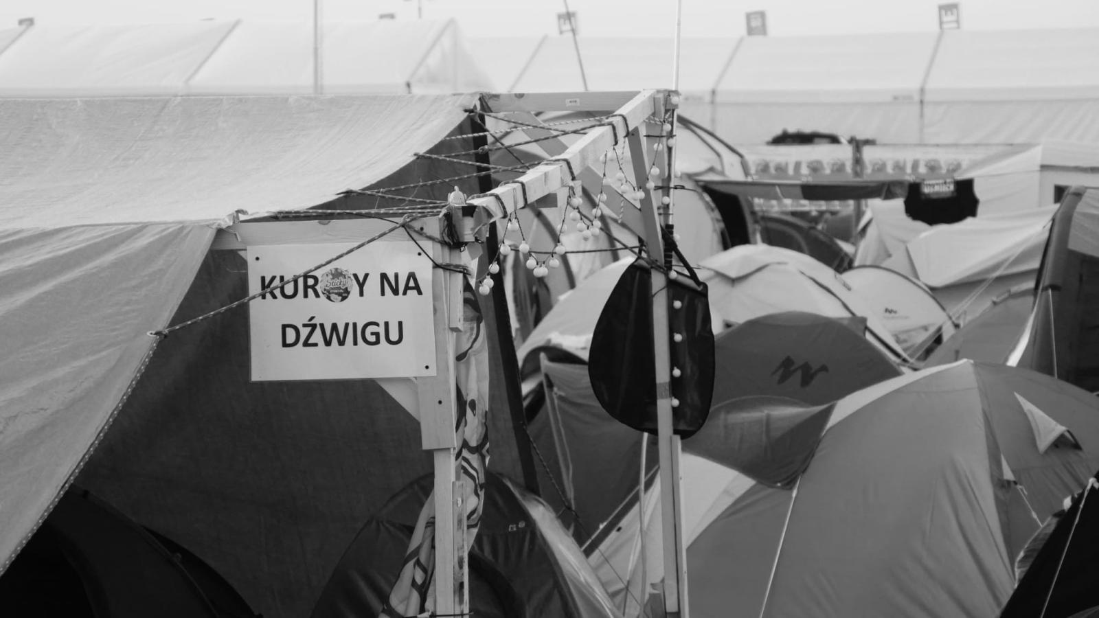 Zdjęcie w galerii na portalu naszraciborz.pl: Racibórz na Pol'and'Rock Festival w czarno-białym kadrze wiadomości z regionu