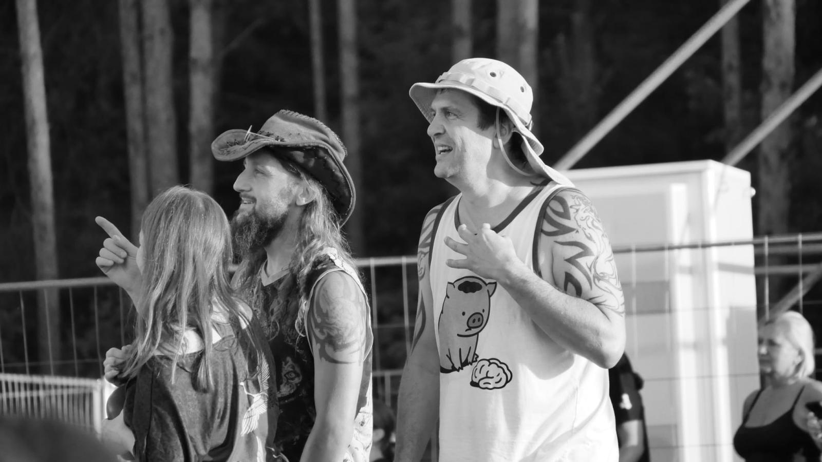 Zdjęcie w galerii na portalu naszraciborz.pl: Racibórz na Pol'and'Rock Festival w czarno-białym kadrze wiadomości z regionu