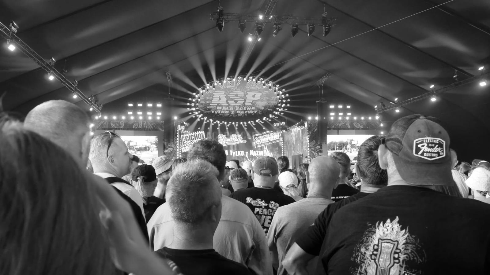 Zdjęcie w galerii na portalu naszraciborz.pl: Racibórz na Pol'and'Rock Festival w czarno-białym kadrze wiadomości z regionu