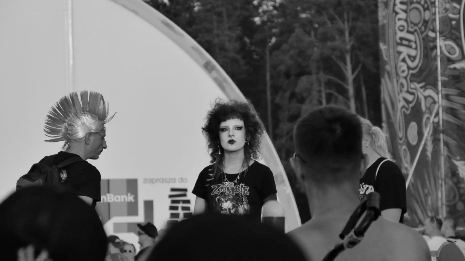 Zdjęcie w galerii na portalu naszraciborz.pl: Racibórz na Pol'and'Rock Festival w czarno-białym kadrze wiadomości z regionu