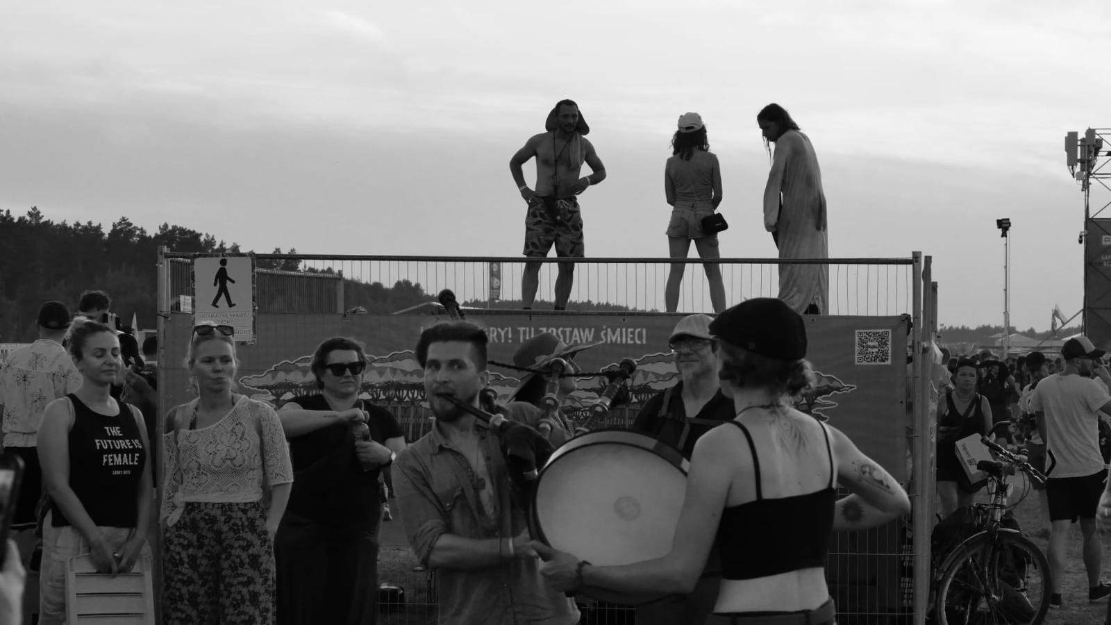 Zdjęcie w galerii na portalu naszraciborz.pl: Racibórz na Pol'and'Rock Festival w czarno-białym kadrze wiadomości z regionu