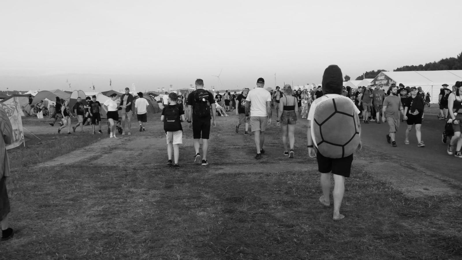 Zdjęcie w galerii na portalu naszraciborz.pl: Racibórz na Pol'and'Rock Festival w czarno-białym kadrze wiadomości z regionu