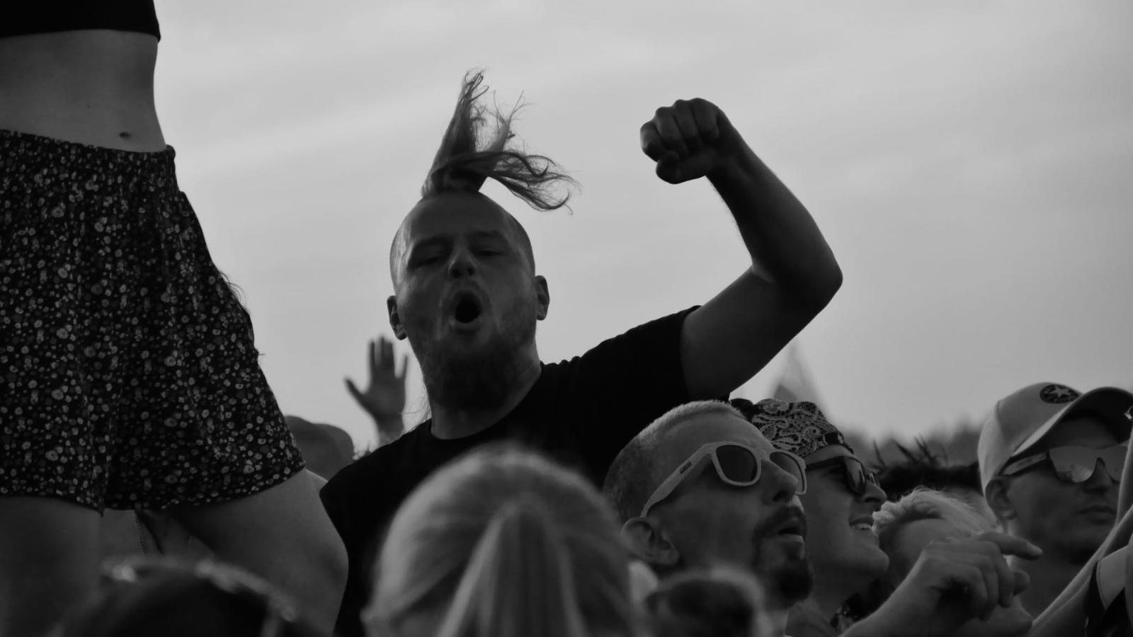 Zdjęcie w galerii na portalu naszraciborz.pl: Racibórz na Pol'and'Rock Festival w czarno-białym kadrze wiadomości z regionu