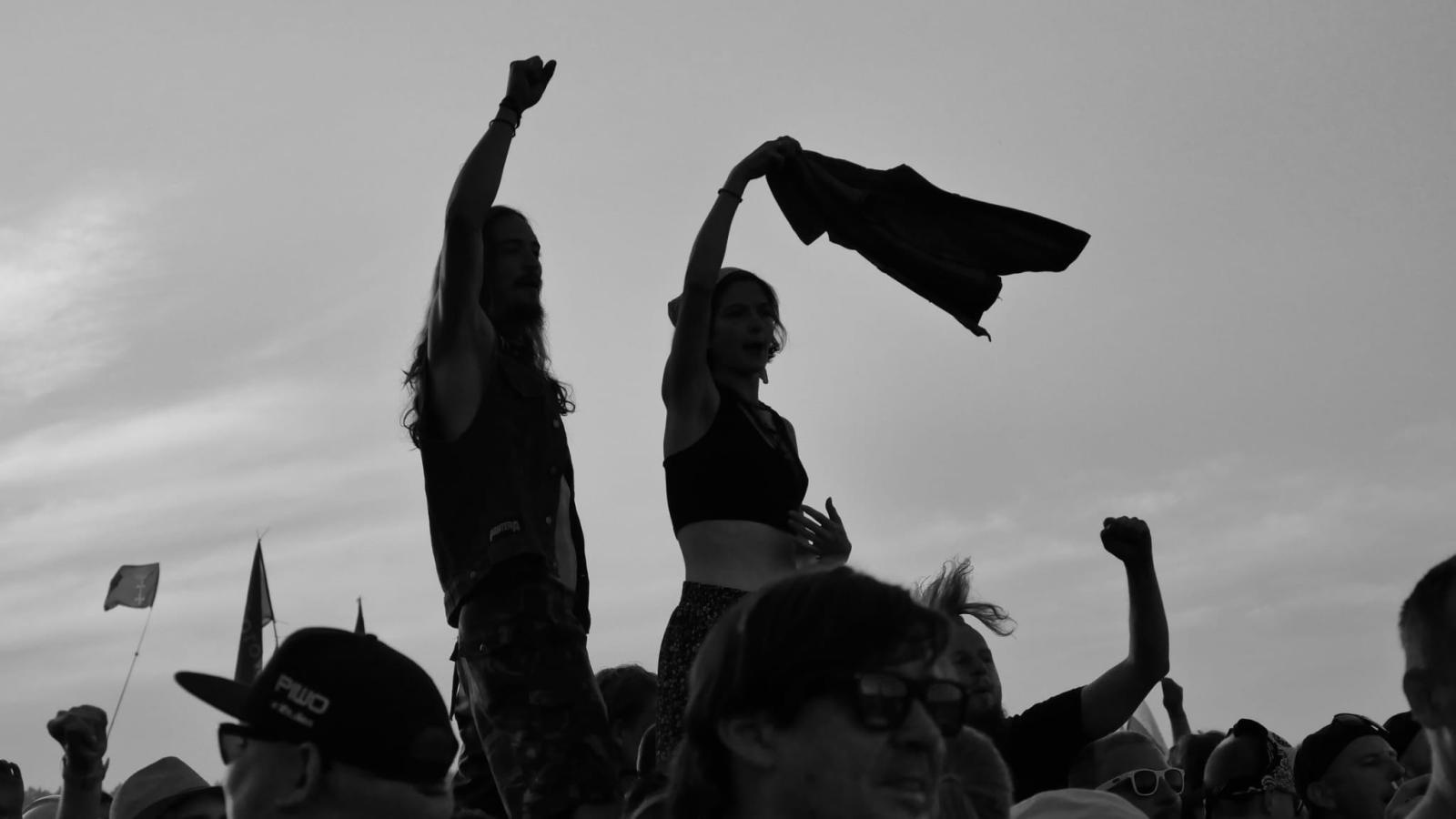 Zdjęcie w galerii na portalu naszraciborz.pl: Racibórz na Pol'and'Rock Festival w czarno-białym kadrze wiadomości z regionu