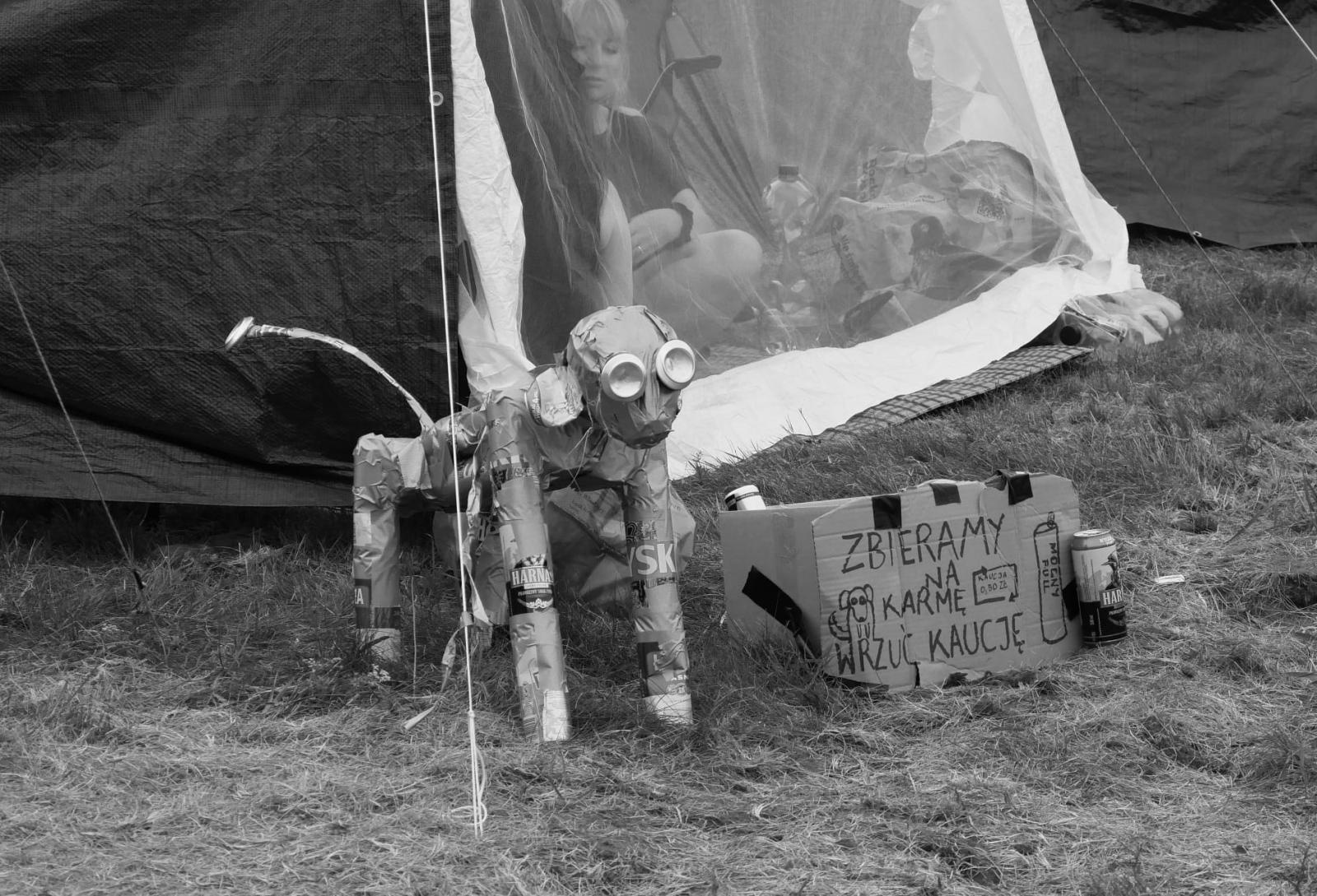 Zdjęcie w galerii na portalu naszraciborz.pl: Racibórz na Pol'and'Rock Festival w czarno-białym kadrze wiadomości z regionu