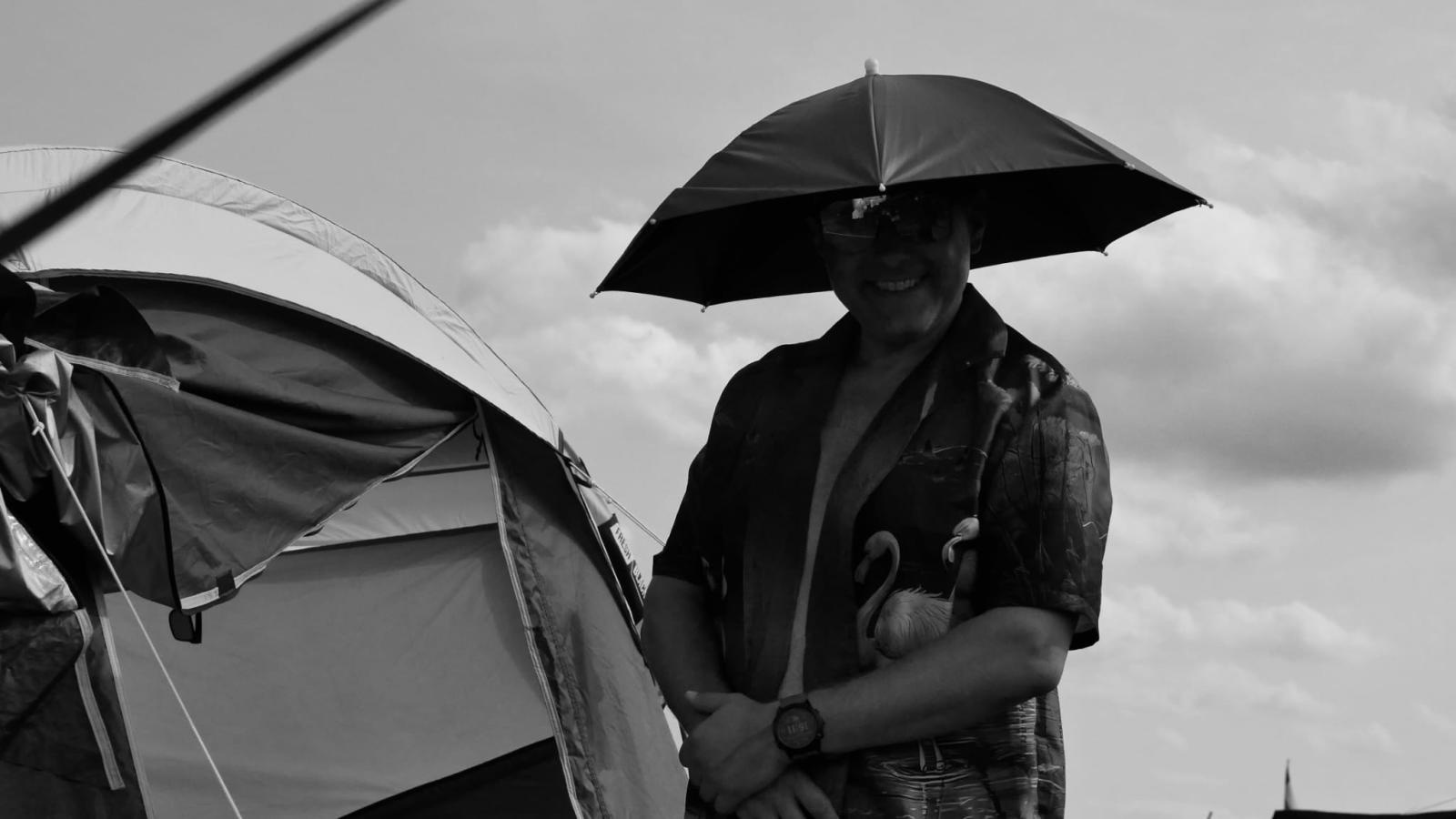 Zdjęcie w galerii na portalu naszraciborz.pl: Racibórz na Pol'and'Rock Festival w czarno-białym kadrze wiadomości z regionu