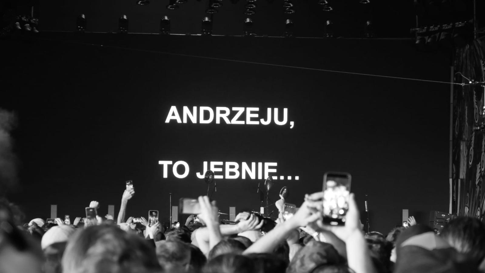 Zdjęcie w galerii na portalu naszraciborz.pl: Racibórz na Pol'and'Rock Festival w czarno-białym kadrze wiadomości z regionu