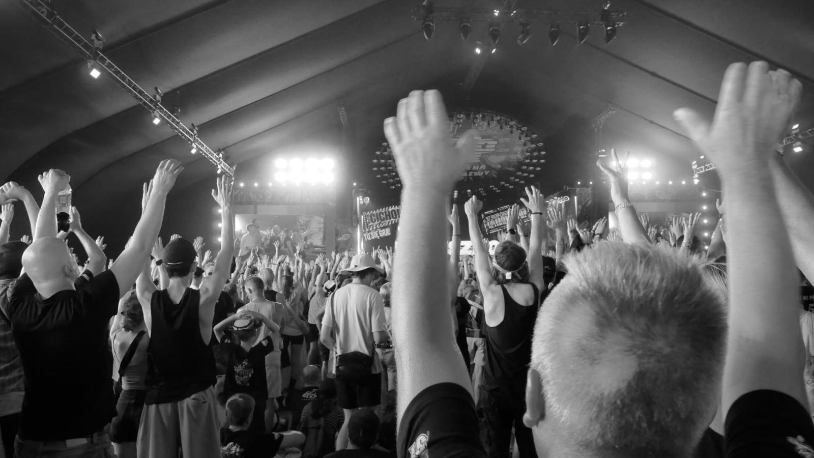Zdjęcie w galerii na portalu naszraciborz.pl: Racibórz na Pol'and'Rock Festival w czarno-białym kadrze wiadomości z regionu