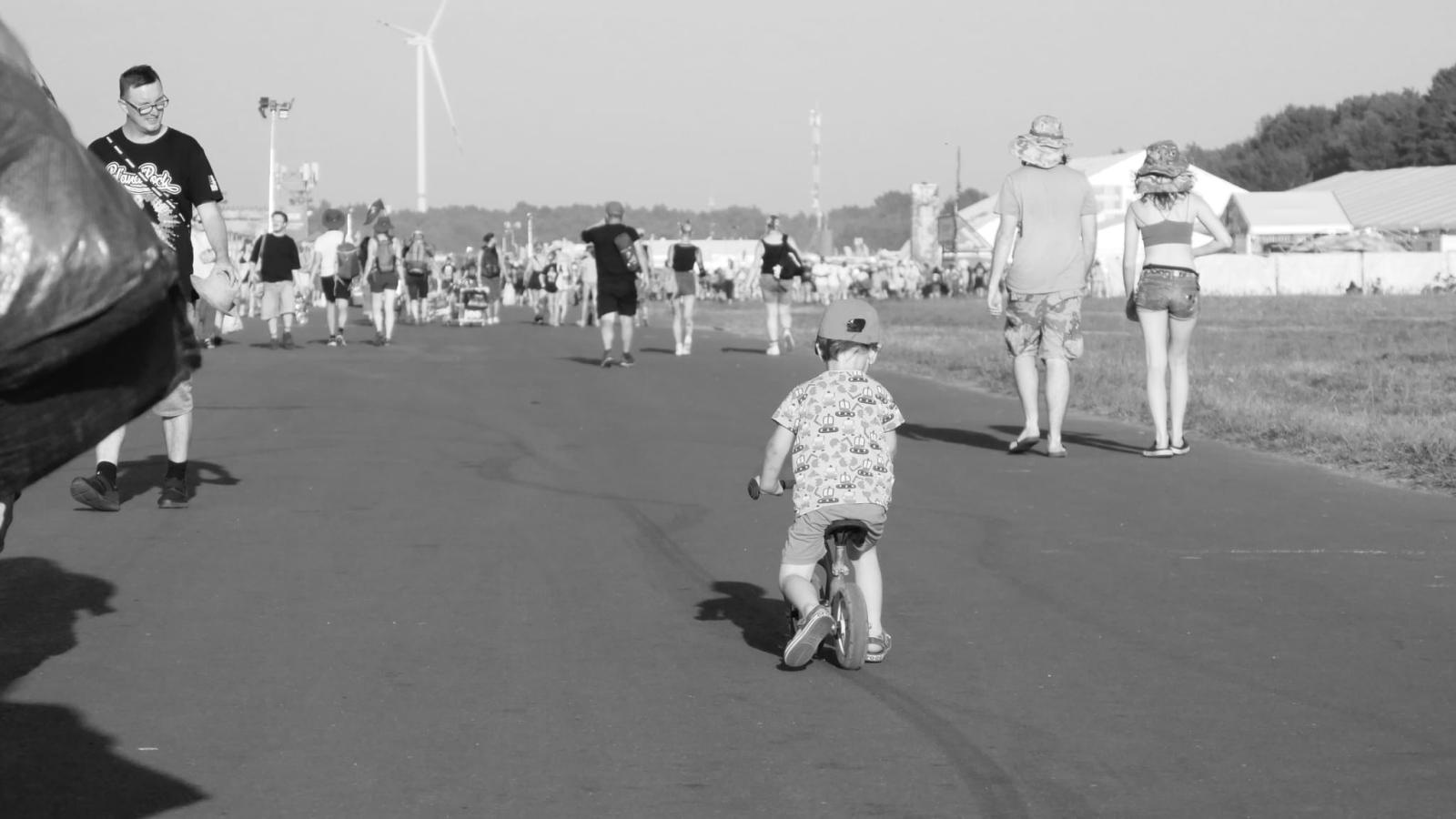 Zdjęcie w galerii na portalu naszraciborz.pl: Racibórz na Pol'and'Rock Festival w czarno-białym kadrze wiadomości z regionu