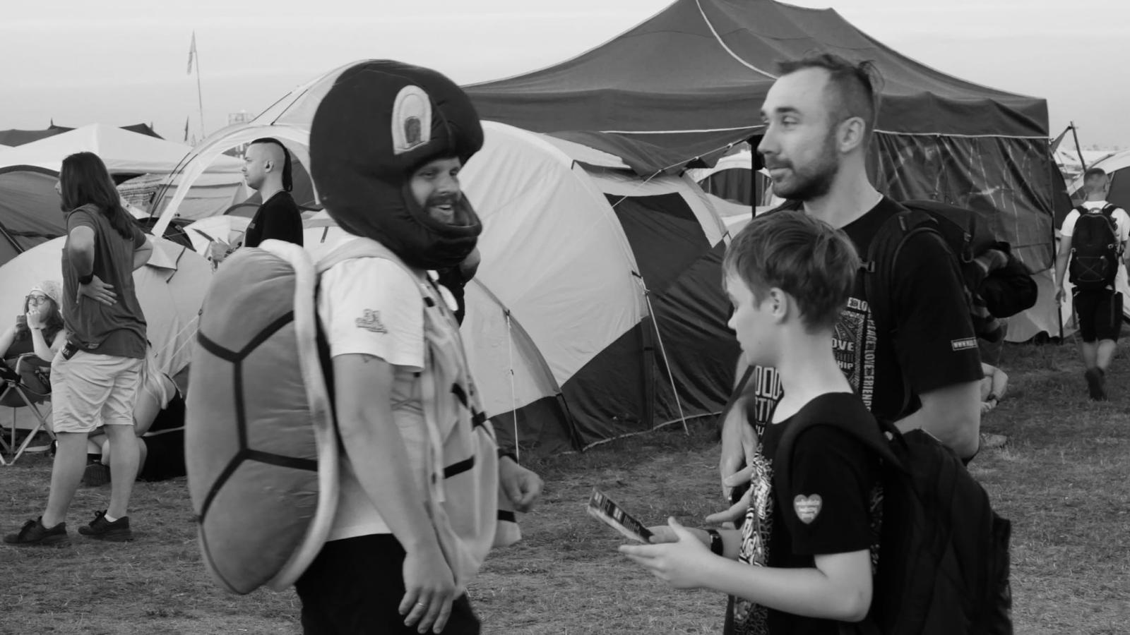 Zdjęcie w galerii na portalu naszraciborz.pl: Racibórz na Pol'and'Rock Festival w czarno-białym kadrze wiadomości z regionu
