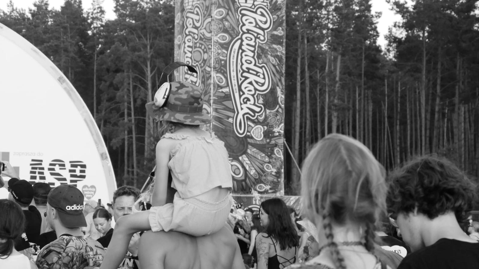 Zdjęcie w galerii na portalu naszraciborz.pl: Racibórz na Pol'and'Rock Festival w czarno-białym kadrze wiadomości z regionu