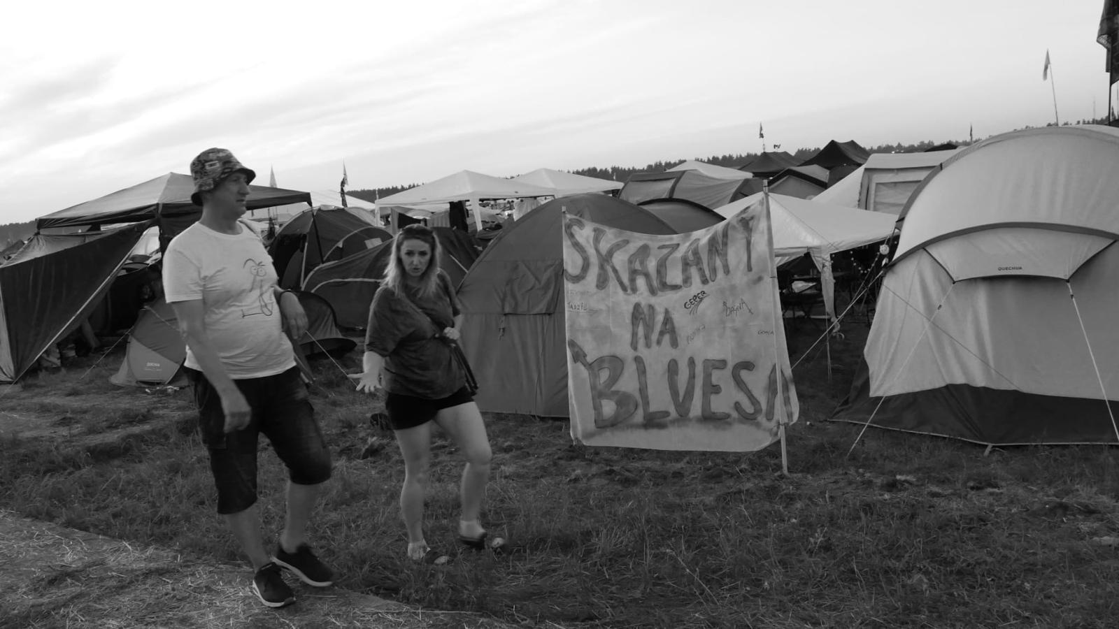 Zdjęcie w galerii na portalu naszraciborz.pl: Racibórz na Pol'and'Rock Festival w czarno-białym kadrze wiadomości z regionu